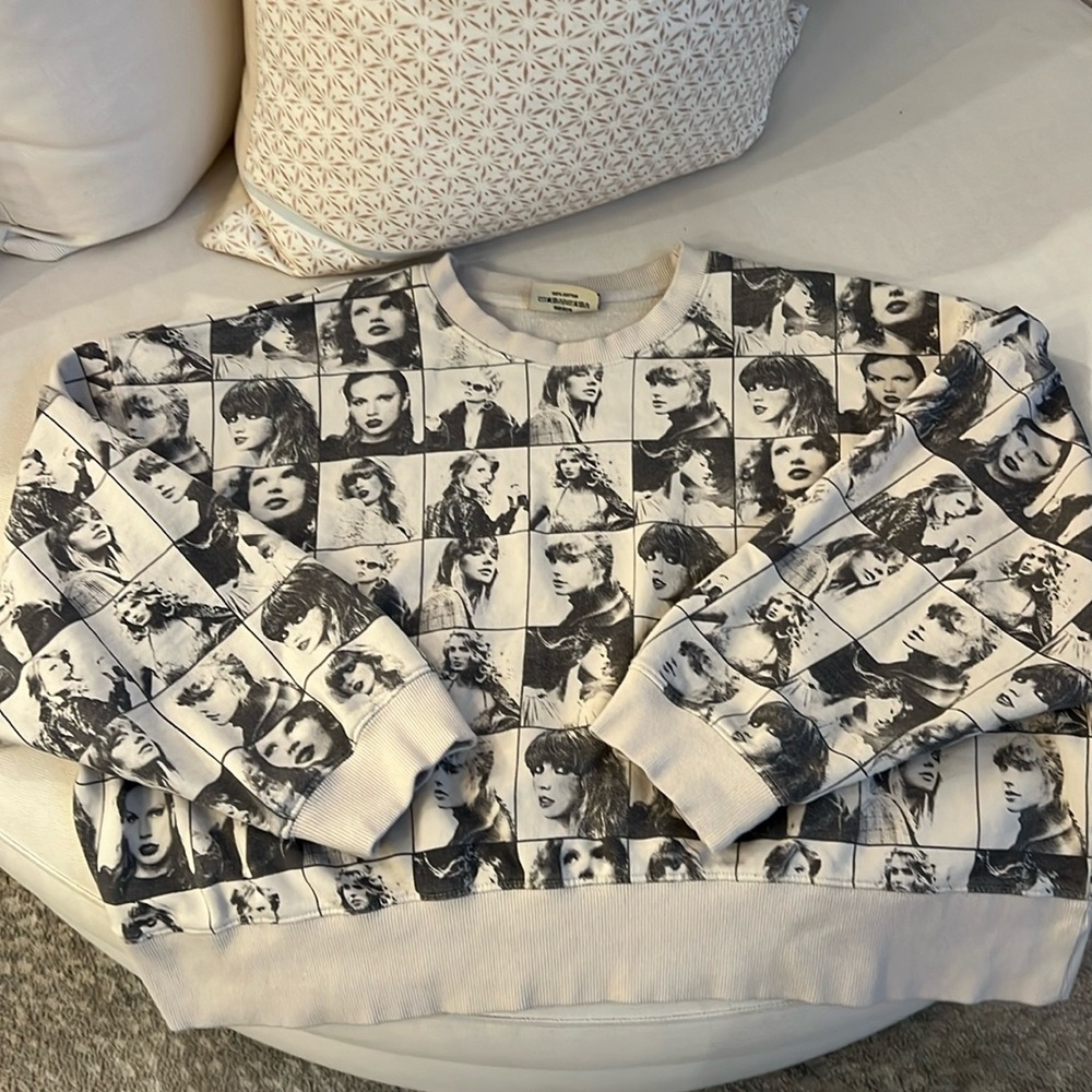 Taylor Swift the Eras tour sweatshirt.🫶